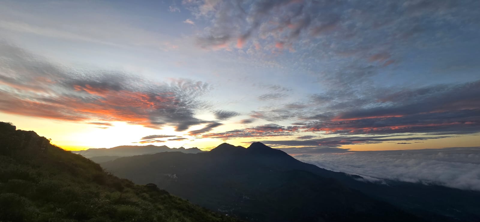 sunrise trekking in munnar